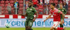 Mainz Kapitän Danny Latza im Kampf um den Ball gegen Stuttgarts Orel Mangala