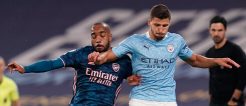 Kann sich Arsenals Torjäger Alexandre Lacazette (l.) gegen Ruben Dias und Manchester Citys bärenstarke Defensive behaupten?