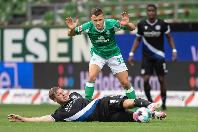 Fabian Klos mit vollem Einsatz bei Bielefeld gegen Bremen und Eggestein