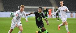 Nico Elvedi duelliert sich mit Ridle Baku bei Wolfsburg gegen Gladbach