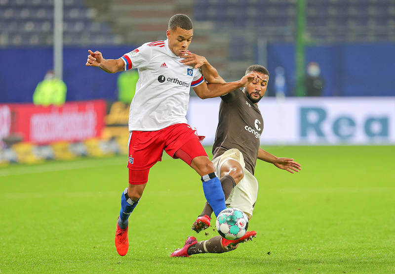 Gyamerah im Ball um den Kampf gegen Kyereh bei St. Pauli gegen HSV