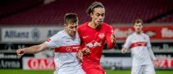 Waldemar Anton spielt mit Stuttgart auswärts gegen RB Leipzig mit Poulsen