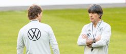 DFB Trainer Löw in Diskussion mit Co-Trainer Sorg vor dem Spiel gegen Lettland