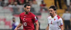 Hakan Calhanoglu am Ball