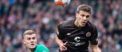 St. Pauli Abwehrspieler Medic will sich gegen Bremens Ducksch durchsetzen